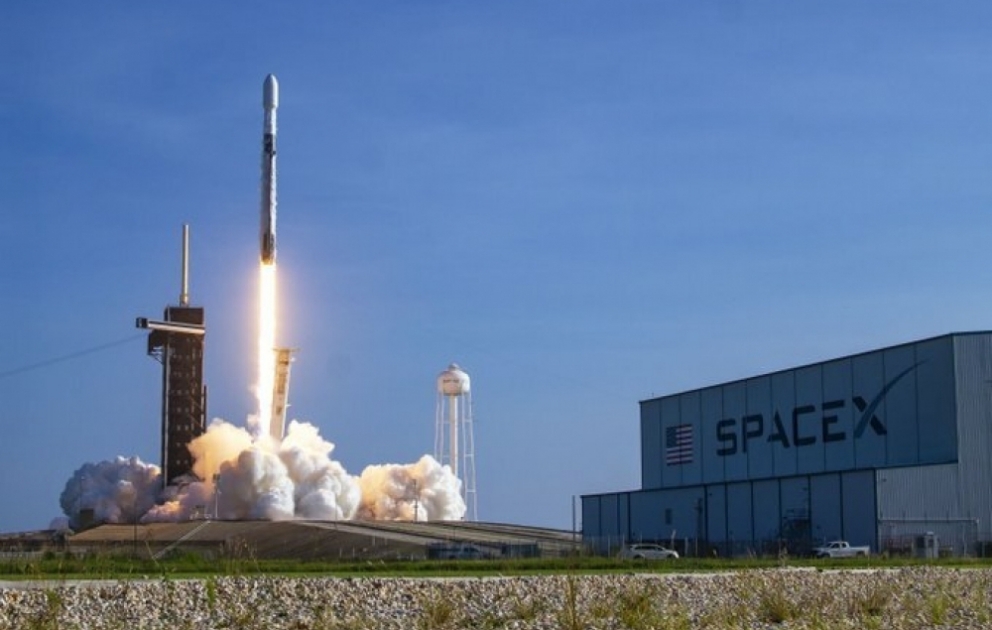“SpaceX” kompaniyası internet peyklərin yeni qrupunu orbitə çıxarıb