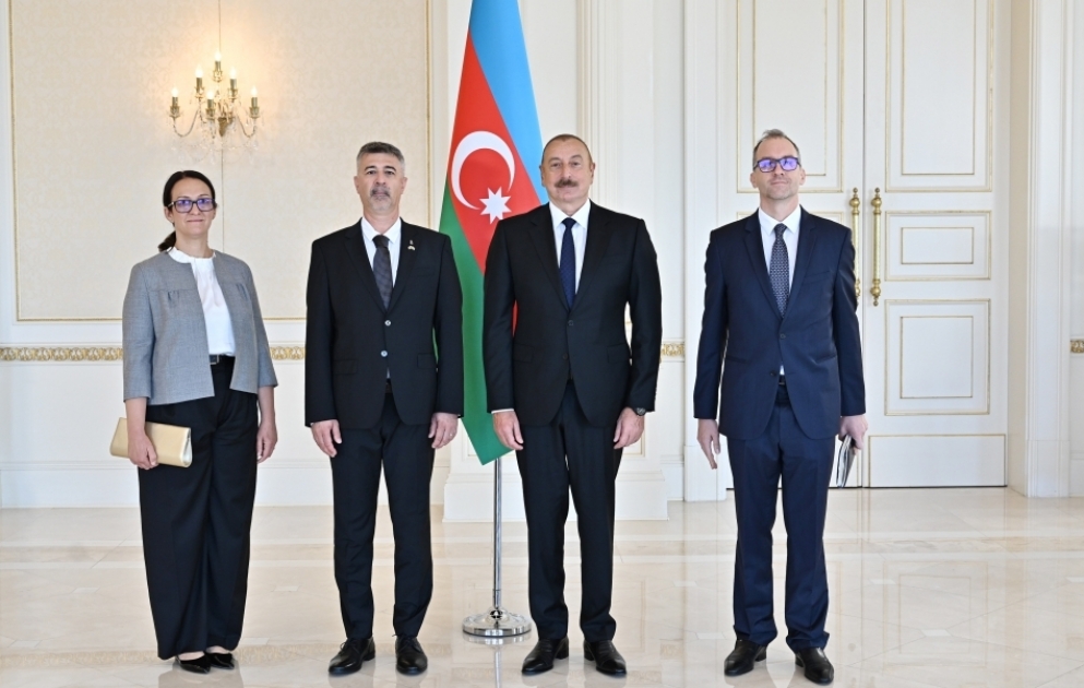 President Ilham Aliyev accepted credentials of incoming ambassador of Hungary