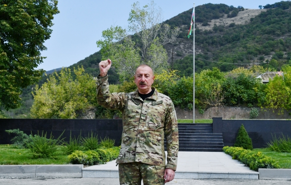 Prezident İlham Əliyev Laçın şəhərində Azərbaycan Bayrağını ucaldıb