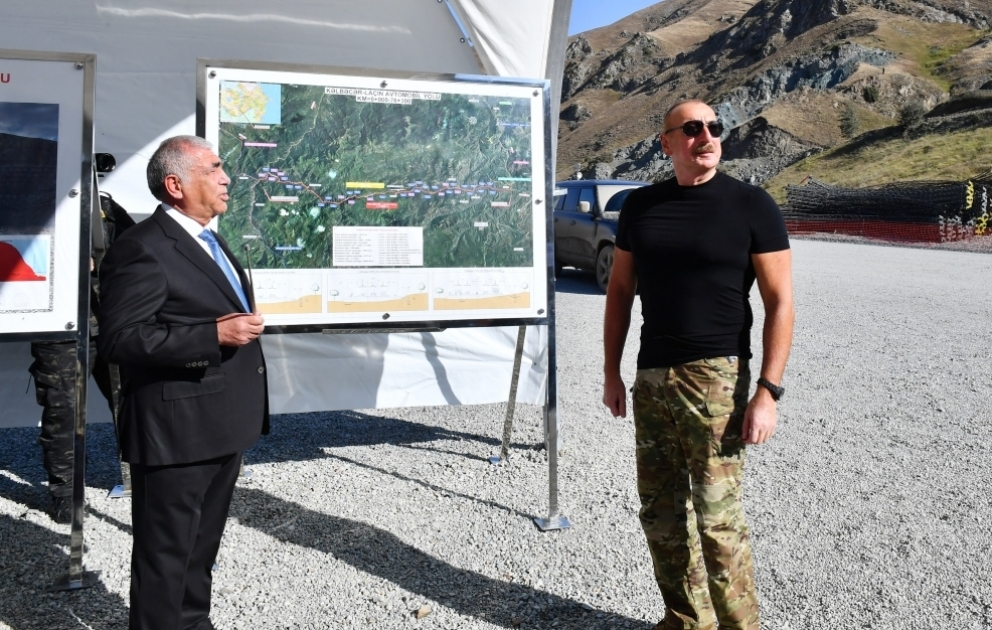 Le président azerbaïdjanais visite le chantier d’un tunnel sur l’autoroute Kelbédjer-Latchine