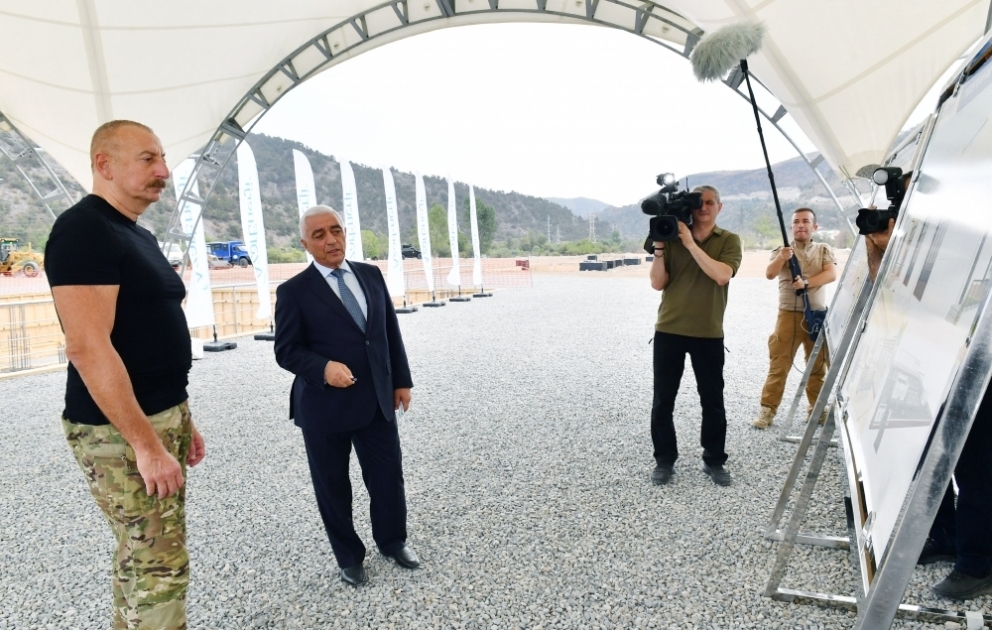 Pose de la première pierre d’une sous-station électrique
Le président Ilham Aliyev participe à la cérémonie