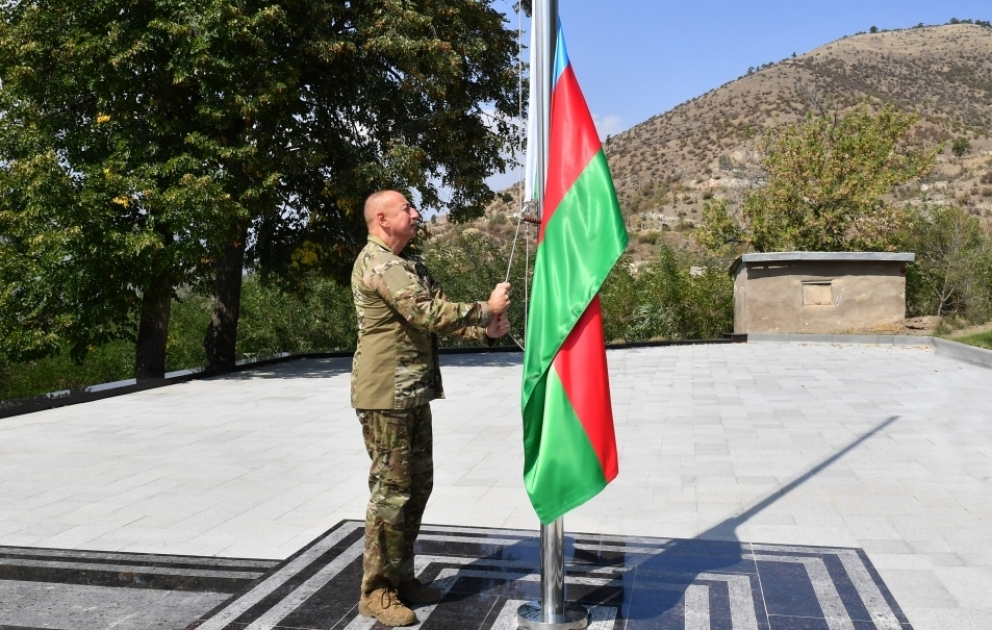 Президент Ильхам Алиев поднял флаг Азербайджана в городе Лачин