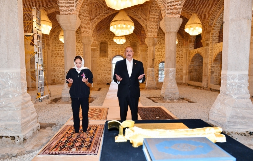 Prezident İlham Əliyev və birinci xanım Mehriban Əliyeva Şuşada Yuxarı Gövhər Ağa məscidini ziyarət edib, burada aparılan yenidənqurma və bərpa işləri ilə tanış olublar