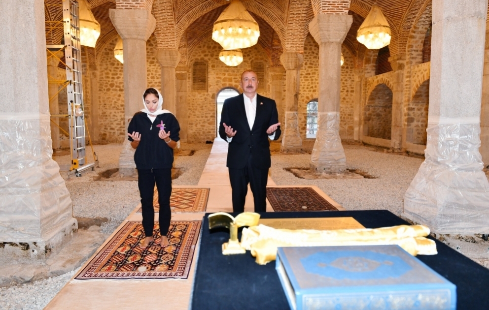 Schuscha: Präsident Ilham Aliyev und First Lady Mehriban Aliyeva besuchen Moschee Yukhari Govhar Aga