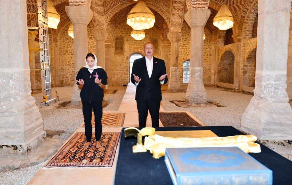 Choucha : Ilham Aliyev et Mehriban Aliyeva visitent la mosquée Youkhary Gövher Agha