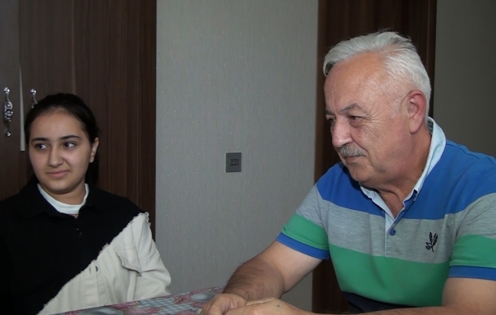Qazaxlı müəllim və şagirdin dueti sosial şəbəkədə trendə çevrildi