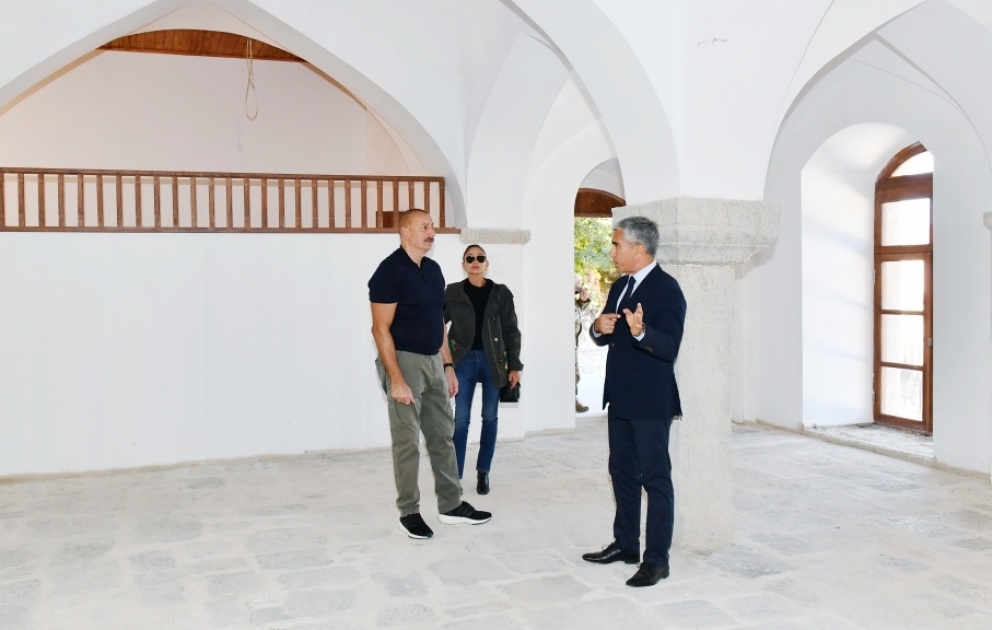 Präsident Ilham Aliyev und First Lady Mehriban Aliyeva inspizieren Restaurierungsarbeiten am Mehmandarovs Herrenhaus in Schuscha