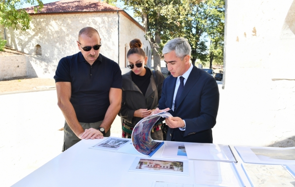 Le président Ilham Aliyev et son épouse Mehriban Aliyeva inspectent l’avancement des travaux de restauration dans le manoir des Mehmandarov