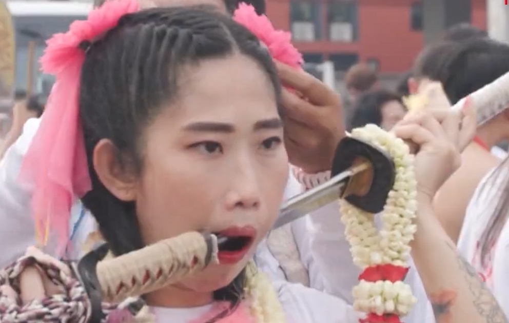 Taylandda ənənəvi Taoist pirsinq festivalı