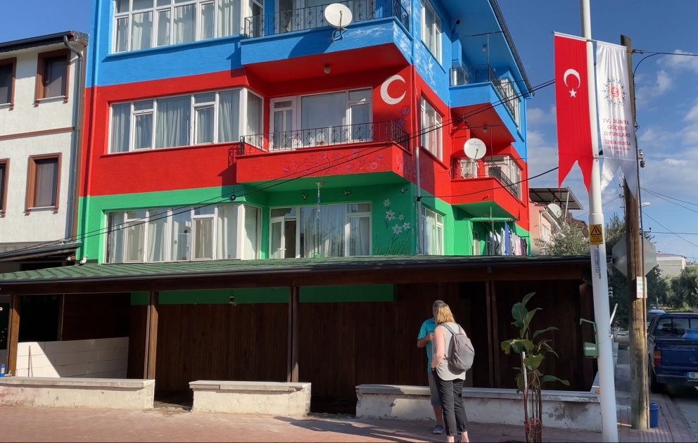 Bursada üçrəngli bayrağımızın rənglərinə boyanan bina insanların qəlbindəki Azərbaycan sevgisini zirvələrə qaldırır