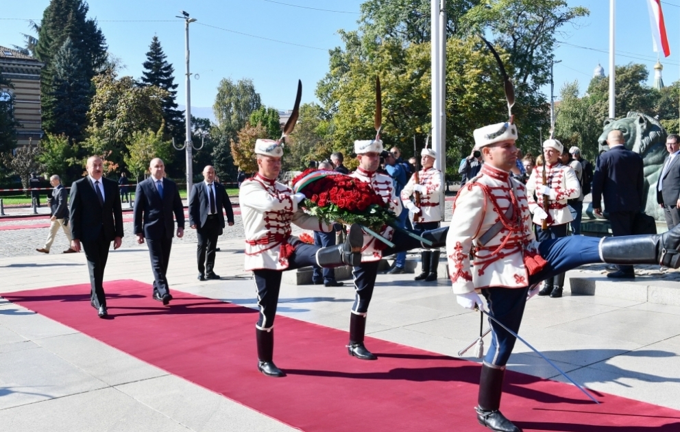 Prezident İlham Əliyev Sofiyada naməlum əsgərin məzarını ziyarət edib