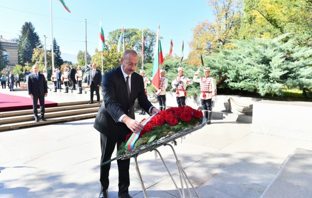 Le président Ilham Aliyev se recueille devant la tombe du Soldat inconnu