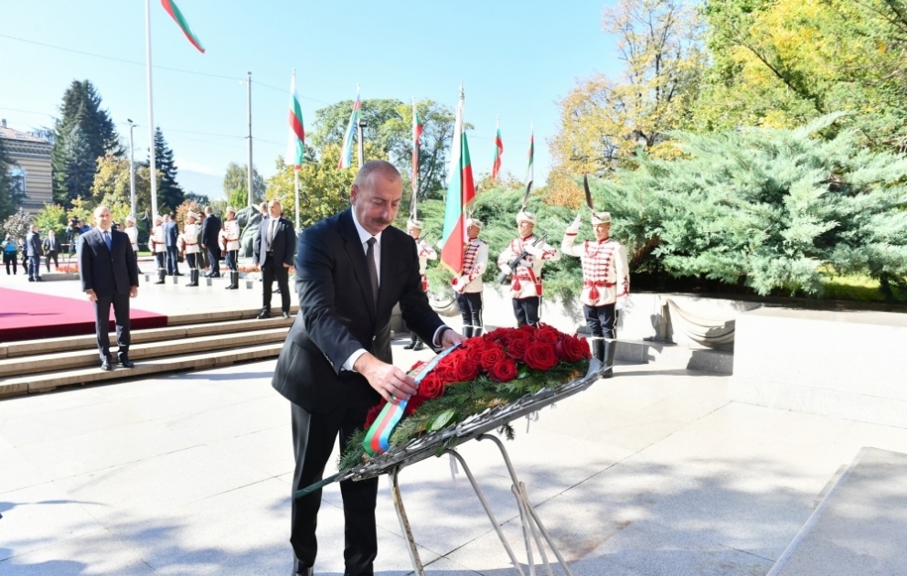 Präsident Ilham Aliyev besucht Grabmal des unbekannten Soldaten in Sofia
