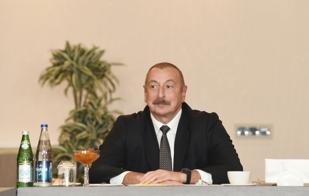 Präsident Ilham Aliyev trifft sich in Sofia mit Vertretern führender Geschäftskreise Bulgariens