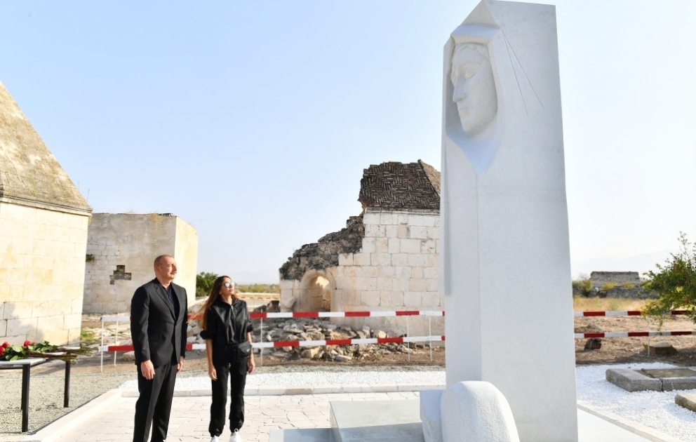 Le président azerbaïdjanais et son épouse visitent le complexe Imaret et inaugurent le mausolée de Khourchidbanou Natavan