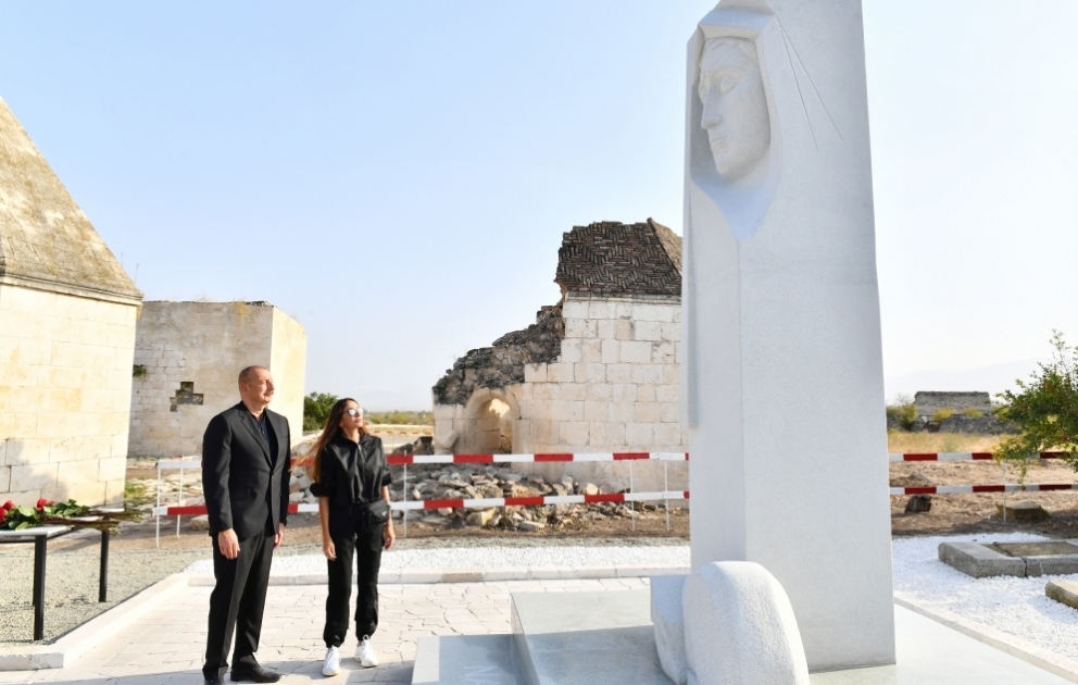 Präsident Ilham Aliyev und First Lady Mehriban Aliyeva inspizieren am Imaret-Komplex und Palast von Panahali Khan durchzuführende Arbeiten und enthüllen Mausoleum von Khurshidbanu Natavan
