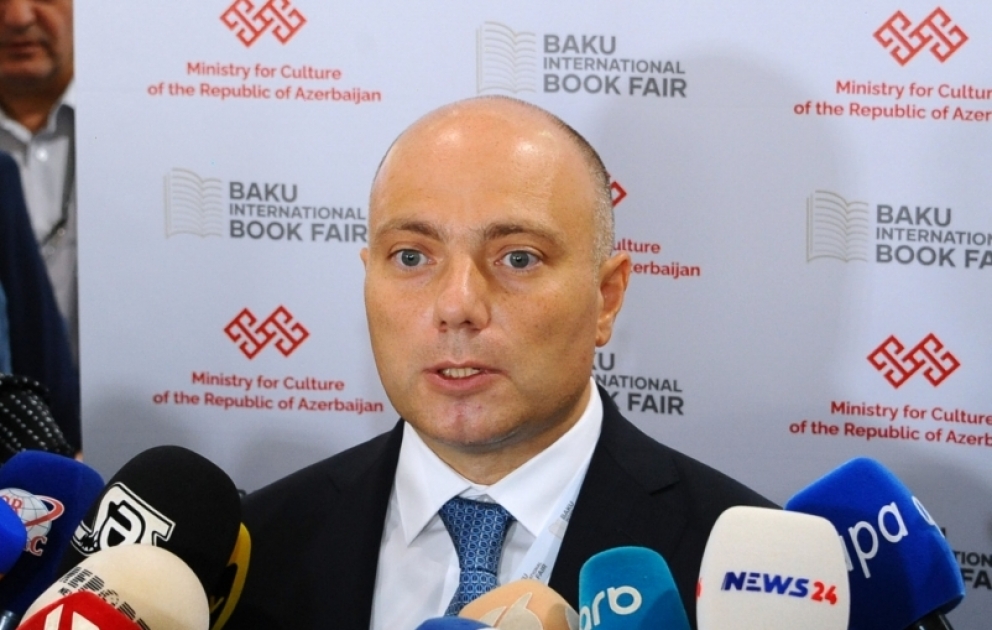 Nazir bəzi heykəllərin üzərində yazıların kril əlifbası ilə qalmasına aydınlıq gətirib