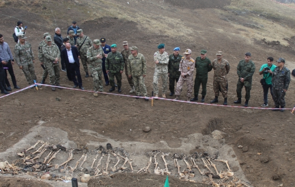 Военные атташе зарубежных стран осмотрели обнаруженное в селе Эдилли массовое захоронение