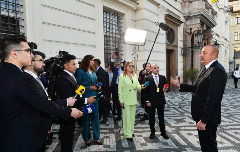 Prezident İlham Əliyev Praqada Azərbaycan televiziya kanallarına müsahibə verib