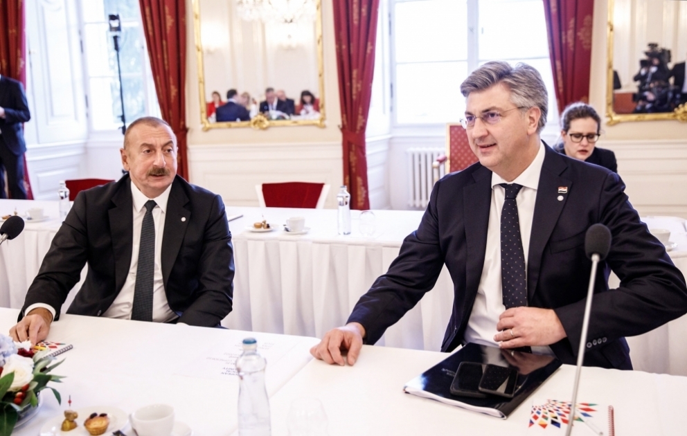 Runder Tisch zum Thema “Frieden und Sicherheit in Europa“ in Prag