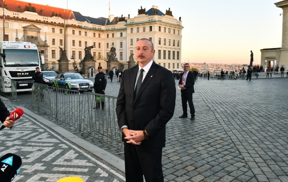Präsident Ilham Aliyev gibt aserbaidschanischen Fernsehsendern in Prag Interview