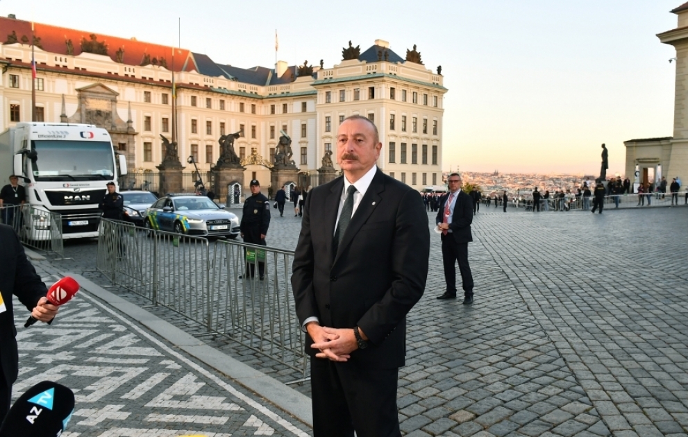 Le président Ilham Aliyev accorde une interview aux chaînes de télévision azerbaïdjanaises