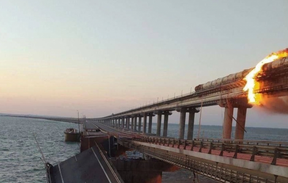 Пожар на железнодорожном составе с дизельным топливом на Крымском мосту потушили