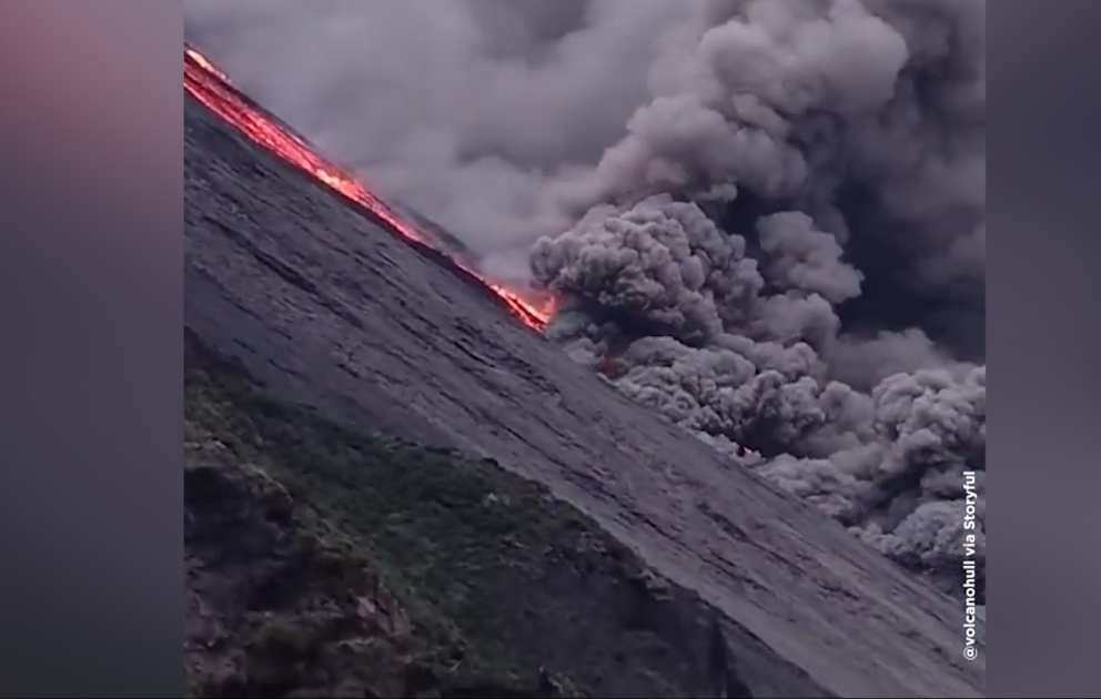 İtaliyada Stromboli vulkanı püskürür