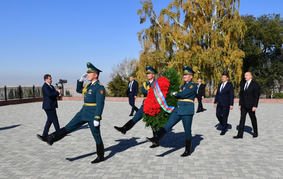 Prezident İlham Əliyev Bişkekdə “Ata-Beyit” Milli Tarixi-Memorial Kompleksini ziyarət edib