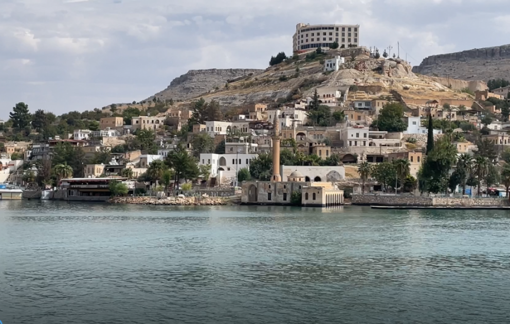 Birəcik Su Anbarı və sahilindəki qaya-evlər Qaziantepi turistlər üçün cəlbedici edən ən valehedici məkanlardandır