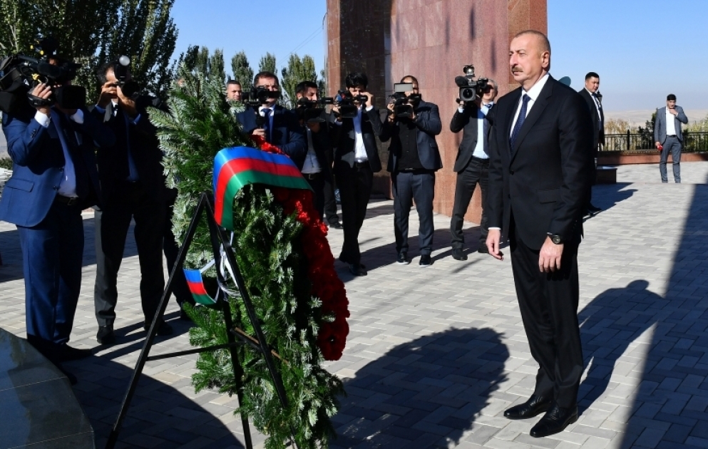 Präsident Ilham Aliyev besucht Gedenkstätte Ata-Bejit in Bischkek