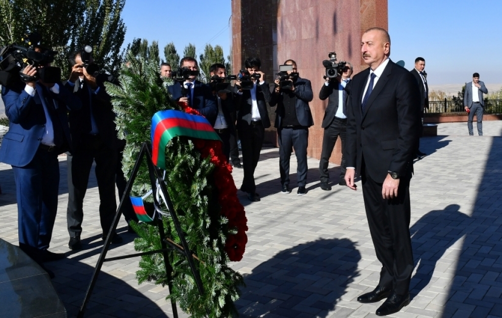 Le président Ilham Aliyev visite le Complexe commémoratif national Ata-Beyit à Bichkek