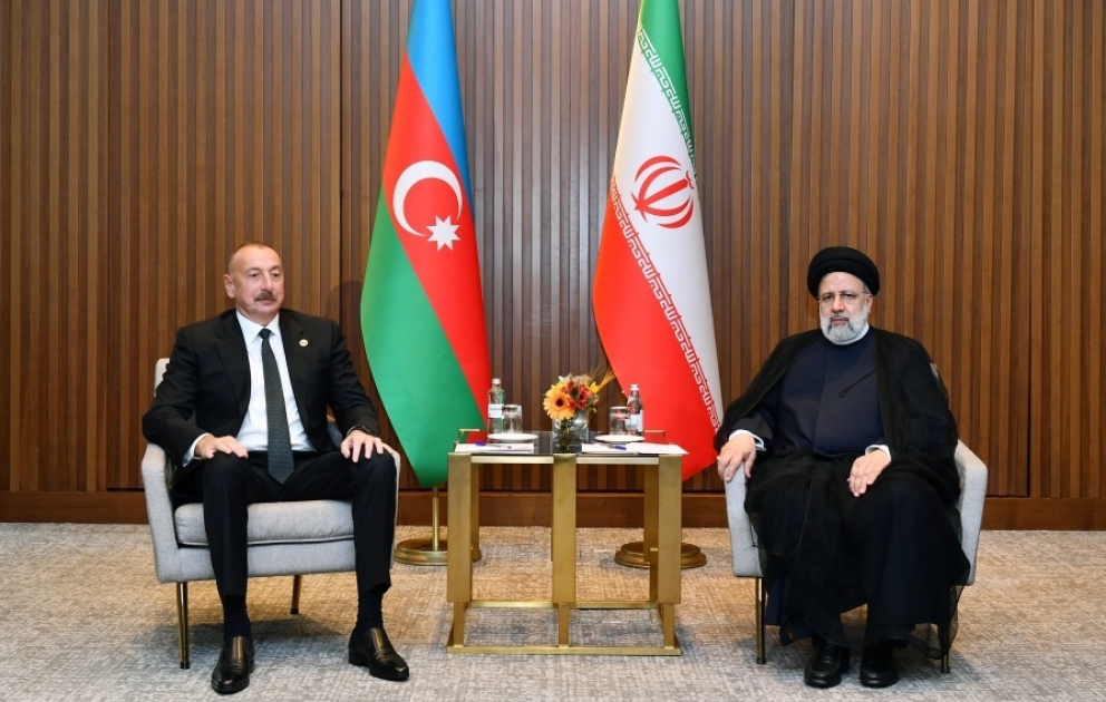 Aserbaidschans Präsident Ilham Aliyev trifft iranischen Präsidenten Seyyed Ebrahim Raisi in Astana