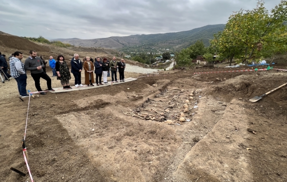 Xarici QHT nümayəndələri Edilli kəndində aşkarlanmış kütləvi məzarlıqda olublar