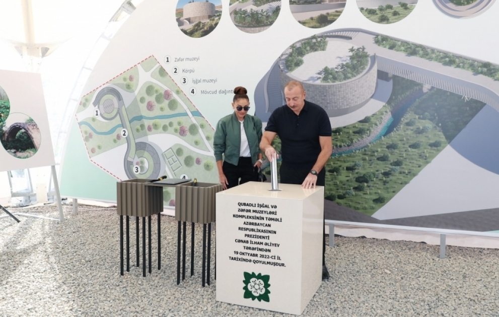Le président azerbaïdjanais et son épouse se familiarisent avec le plan général de Goubadly et posent la première pierre du complexe des musées de l'Occupation et de la Victoire