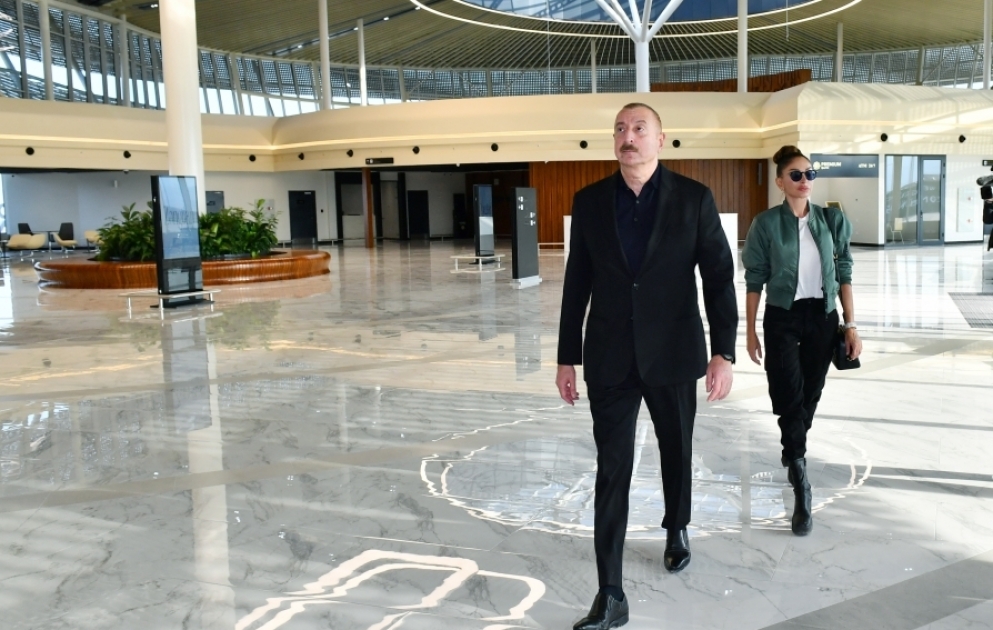 Le président azerbaïdjanais et la première dame visitent l’aéroport international de Zenguilan