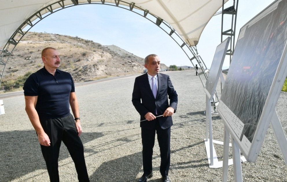 Präsident Ilham Aliyev lernt die Projekte für Stauseen ”Zabukhtschay“ und ”Barguschadtschay“ in Gubadli Region kennen