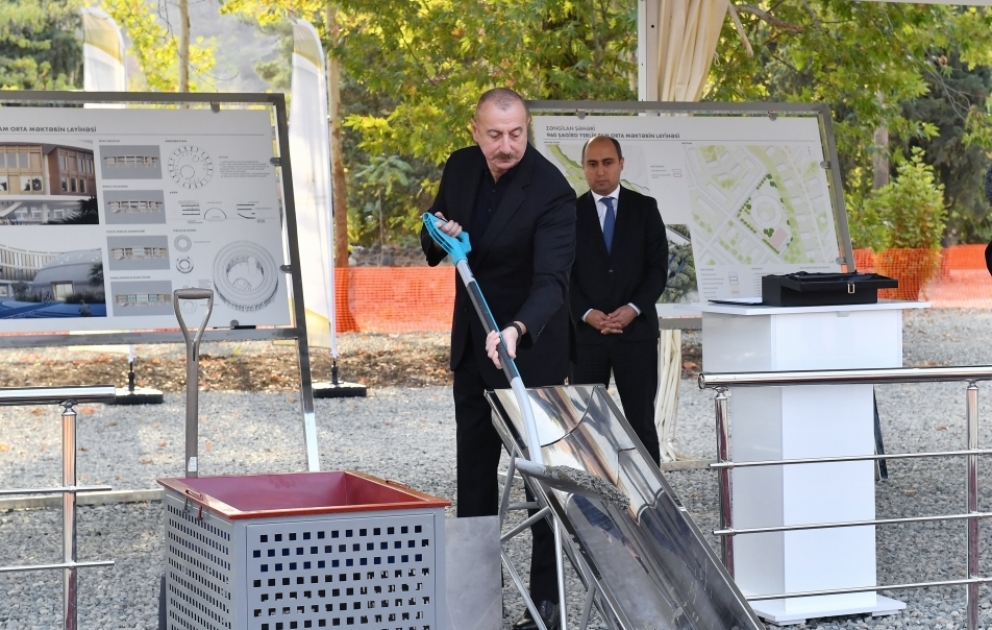 Präsident Ilham Aliyev legt Grundstein für Schulgebäude in der Stadt Zangilan