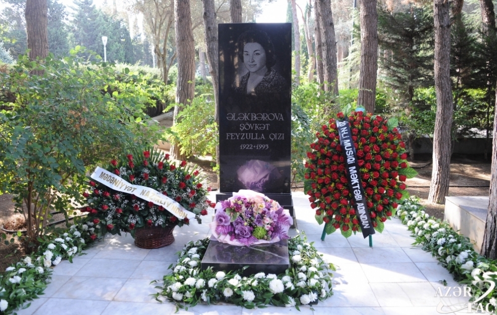 Fəxri xiyabanda unudulmaz sənətkar Şövkət Ələkbərovanın xatirəsi anılıb