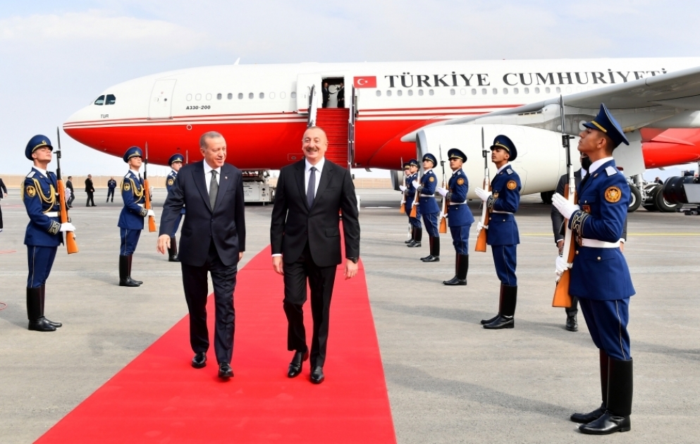 Le président turc Recep Tayyip Erdogan entame une visite officielle en Azerbaïdjan 
Première cérémonie d’accueil officiel à l’Aéroport international de Zenguilan