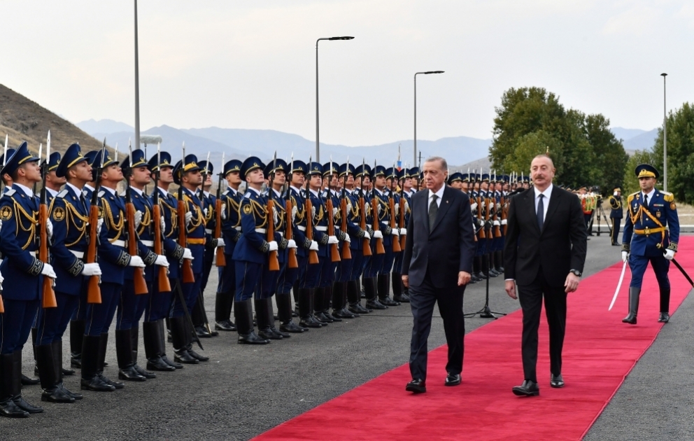 Türkischer Präsident Recep Tayyip Erdogan mit militärischen Ehren von Präsident Ilham Aliyev in der Stadt Jabrayl empfangen