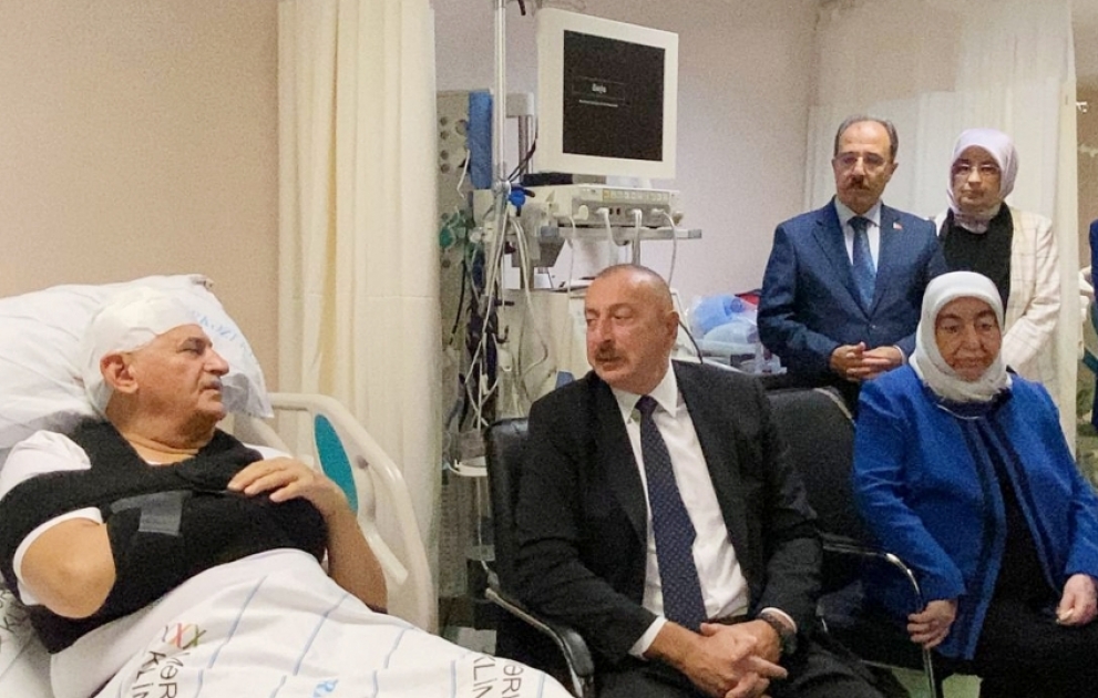 Präsident Ilham Aliyev besucht im Krankenhaus Binali Yildirim, Şamil Ayrim und Leibwächter, die in Aserbaidschan einen Verkehrsunfall hatten