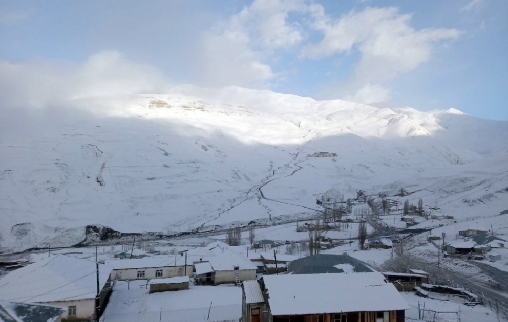 Qrız və Xınalıq kəndlərinə qar yağıb