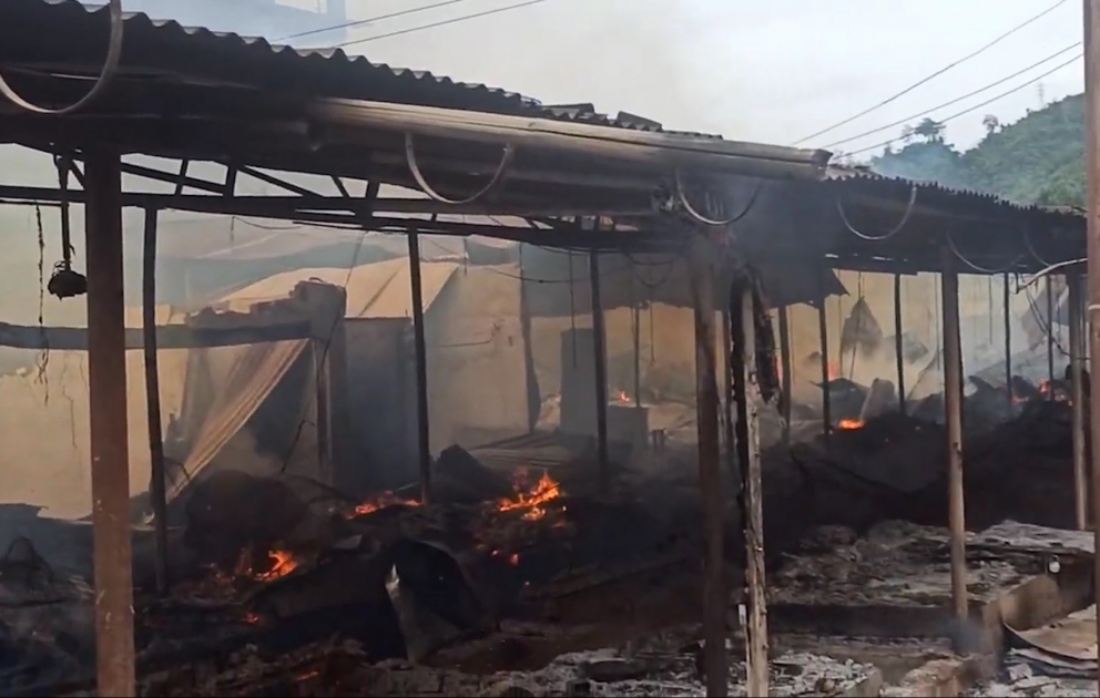 Hindistanda bazarda baş verən yanğın 700-dən çox dükanı külə döndərib