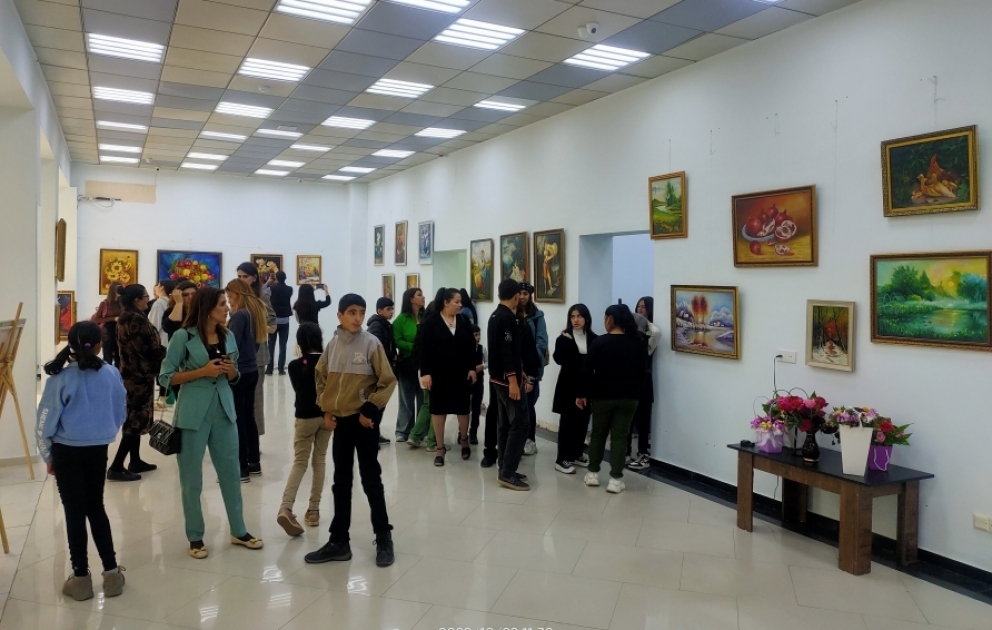 İstedadlı rəssam Ehtiram Kərimovun Göyçayda ilk dəfə fərdi rəsm sərgisi açılıb