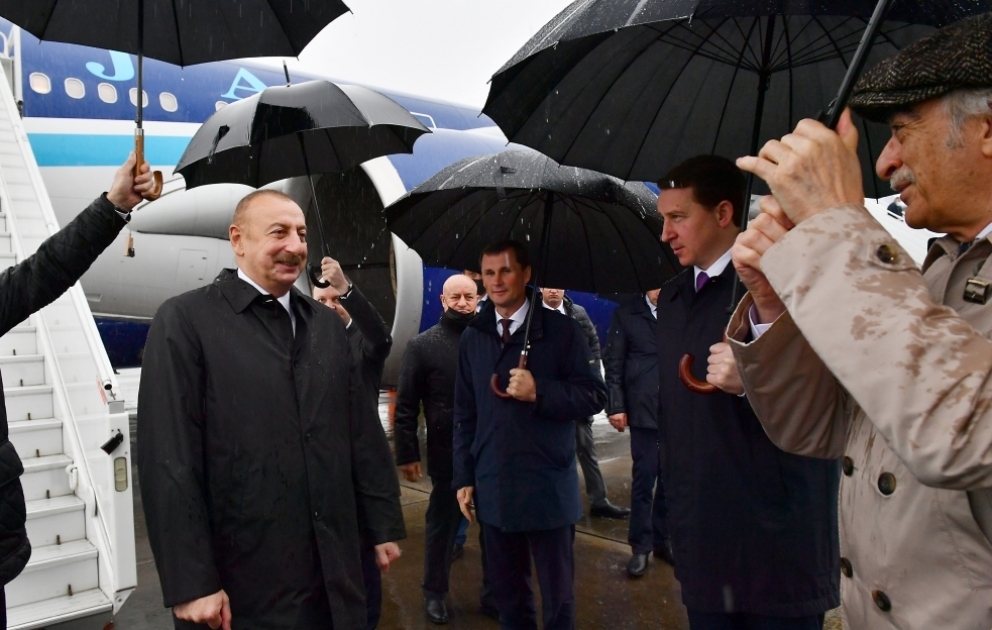 Präsident Ilham Aliyev zu Arbeitsbesuch in Sotschi angekommen