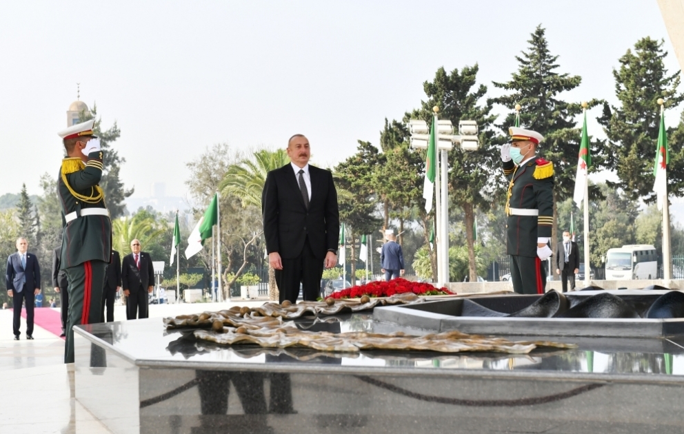 Prezident İlham Əliyev paytaxt Əlcəzairdə Şəhidlər abidəsini və Milli Mücahidlər Muzeyini ziyarət edib