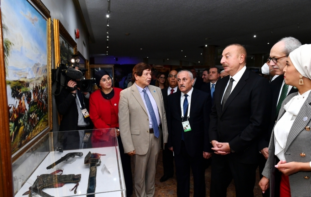 Präsident Ilham Aliyev besucht Märtyrerdenkmal und Nationales Mudschaheddin-Museum in der Hauptstadt Algerien