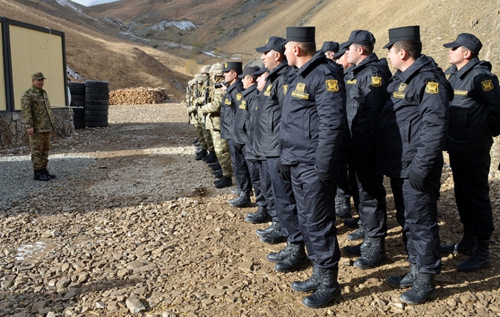 Müdafiə naziri Ermənistanla sərhəddə yerləşən bölmələrdə olub
