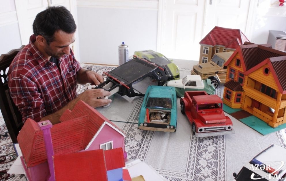 Cəlilabad sakini kartondan avtomobil maketləri hazırlayır
